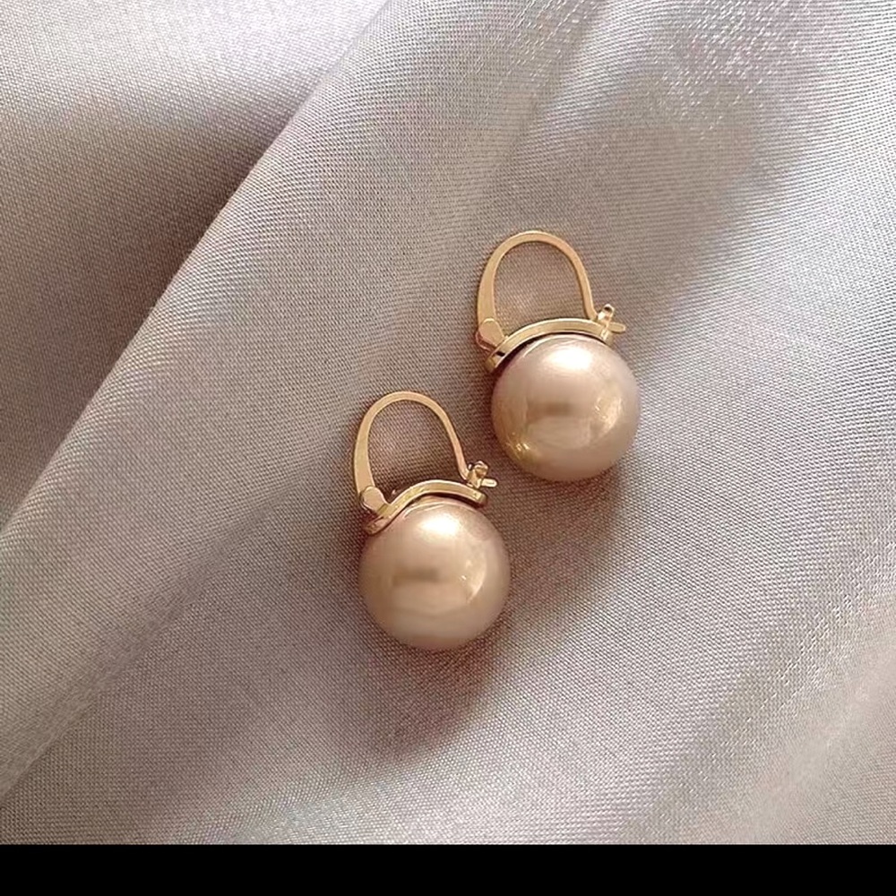 Faux pearl earrings In champagne color with gold hardware